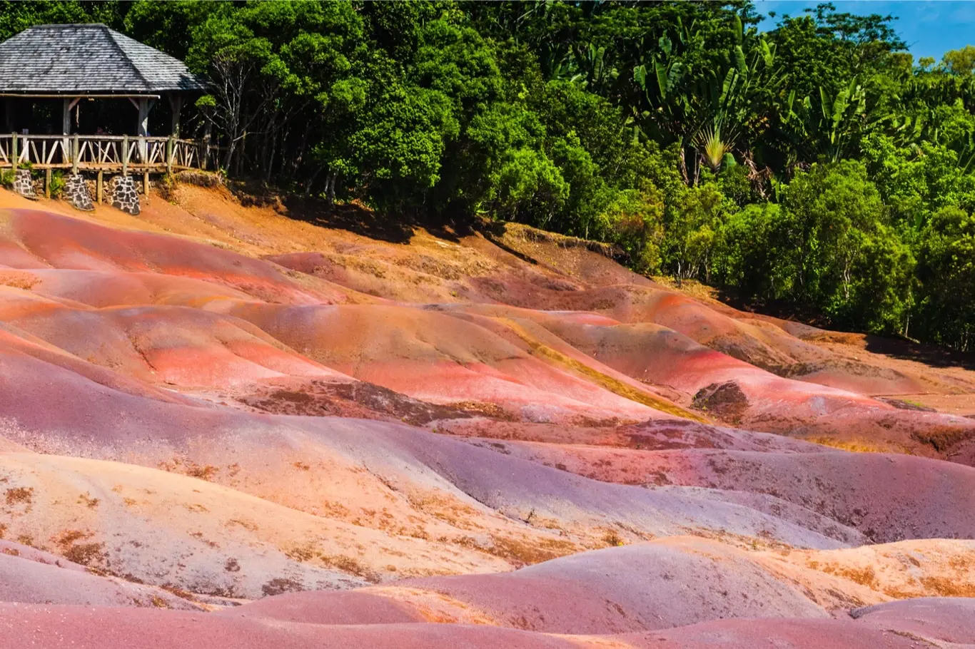 Sedmibarevná země: tajemství barevného lávového písku na Mauriciu odhaleno