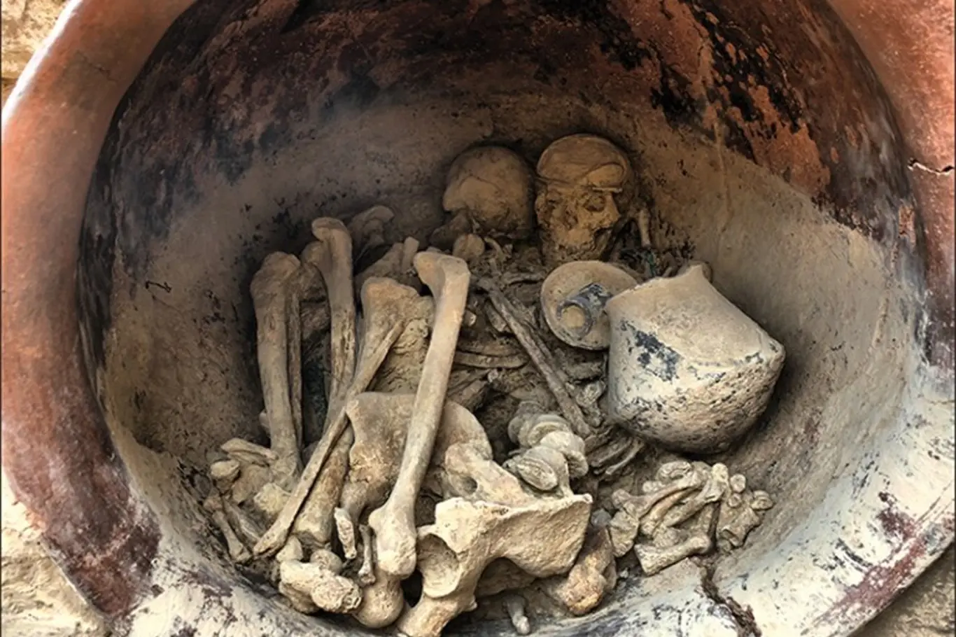 Detail keramické nádoby, kde byla těla nalezena