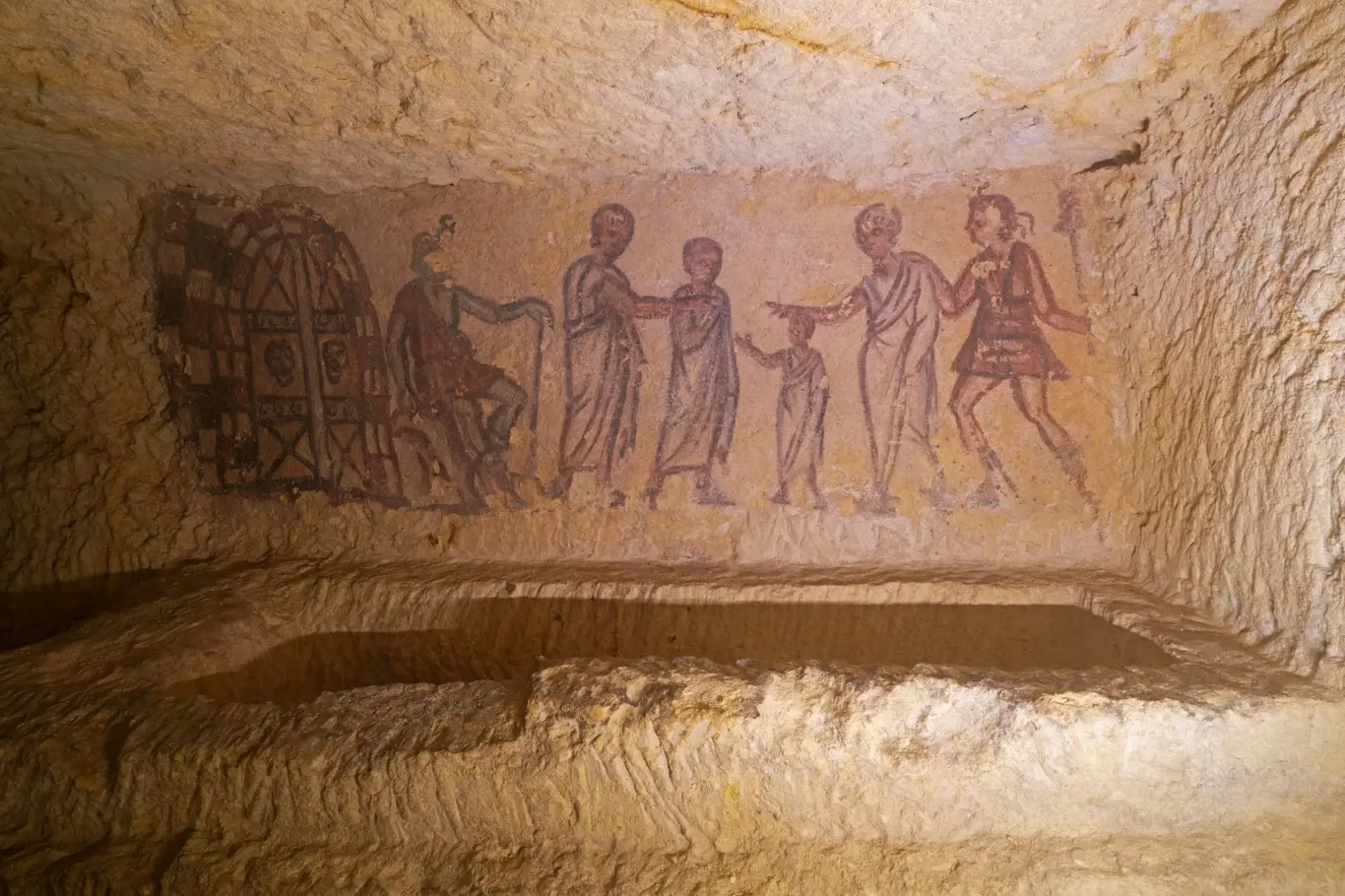 Starověké etruské hrobky v Tarquinii v Itálii. Malované pohřební komory.