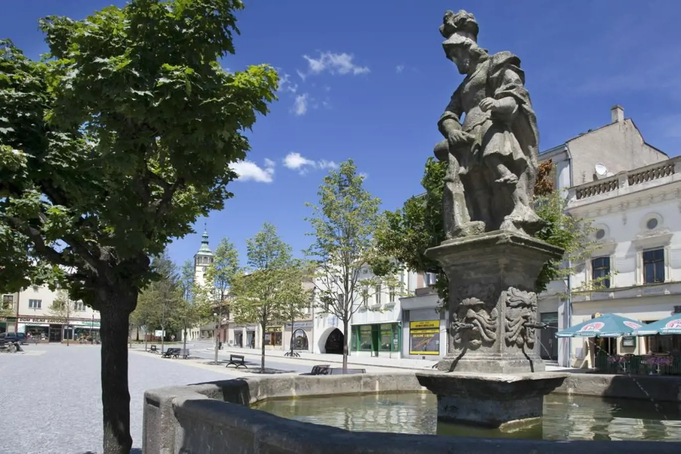 <p>Na starobylém náměstí v Lipníku nad Bečvou upoutá pozornost kašna se sochou svatého Jana Nepomuck