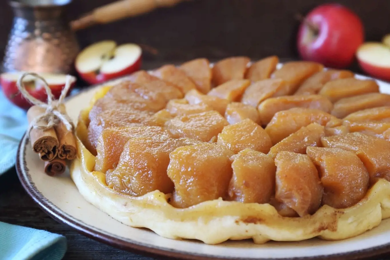 Obrácený jablečný koláč je báječně karamelový a voňavý.