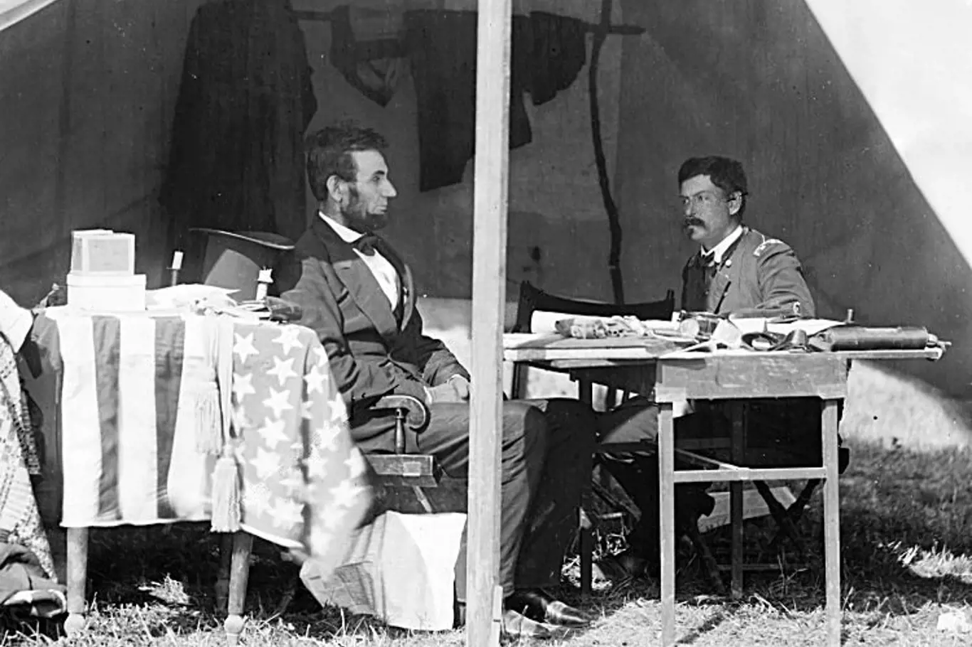 Americký prezident Abraham Lincoln s generálem Georgem B. McClellanem ve stanu poblíž bitevního pole u Antietamu