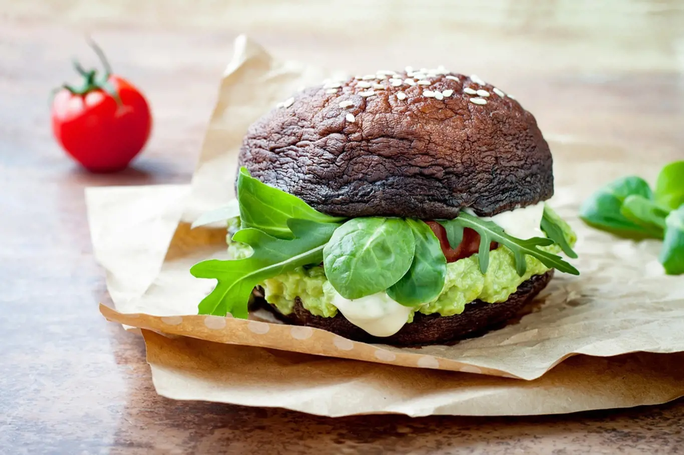 Portobello burger můžete připravit i bezlepkově, s masem i bez něj, třeba s avokádovou pastou.