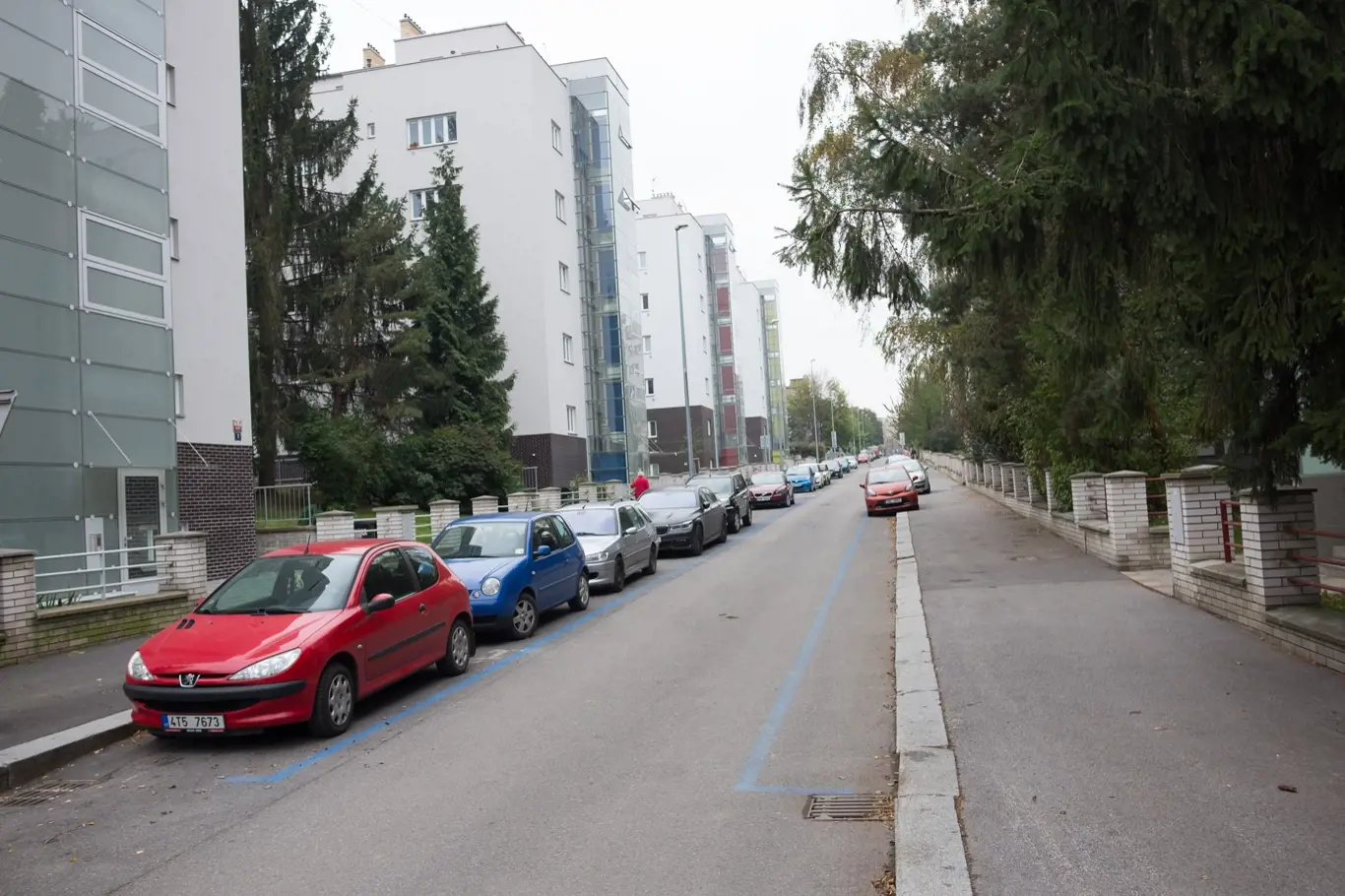 Až budete přemýšlet, proč je v pražských ulicích namalováno tolik modrých a bílých čar, pamatujte i na to, že firma, která vše kontroluje, je odměňována podle počtu parkovacích míst v regulovaných zonách. 