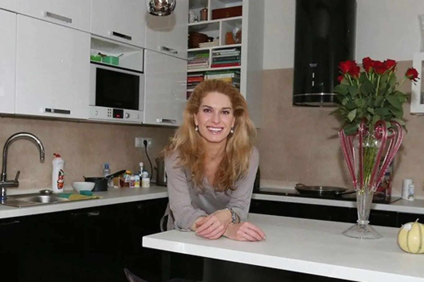 Olga Menzelová ve své kuchyni