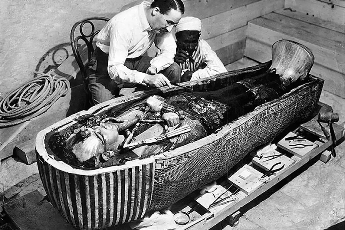Britský archeolog Howard Carter v hrobce faraona Tutanchamona
