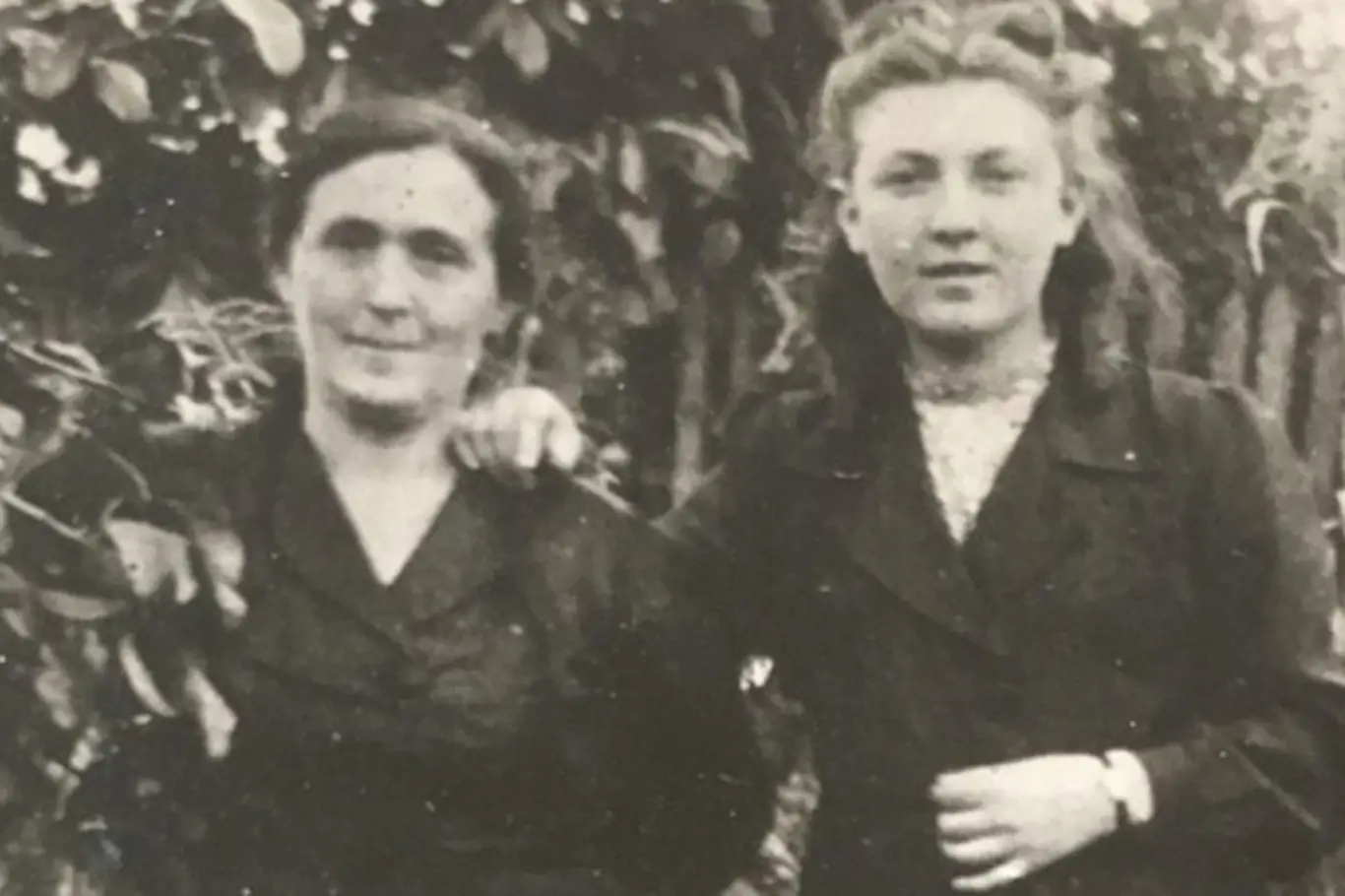 Etcia a její dcera Mania v roce 1946
