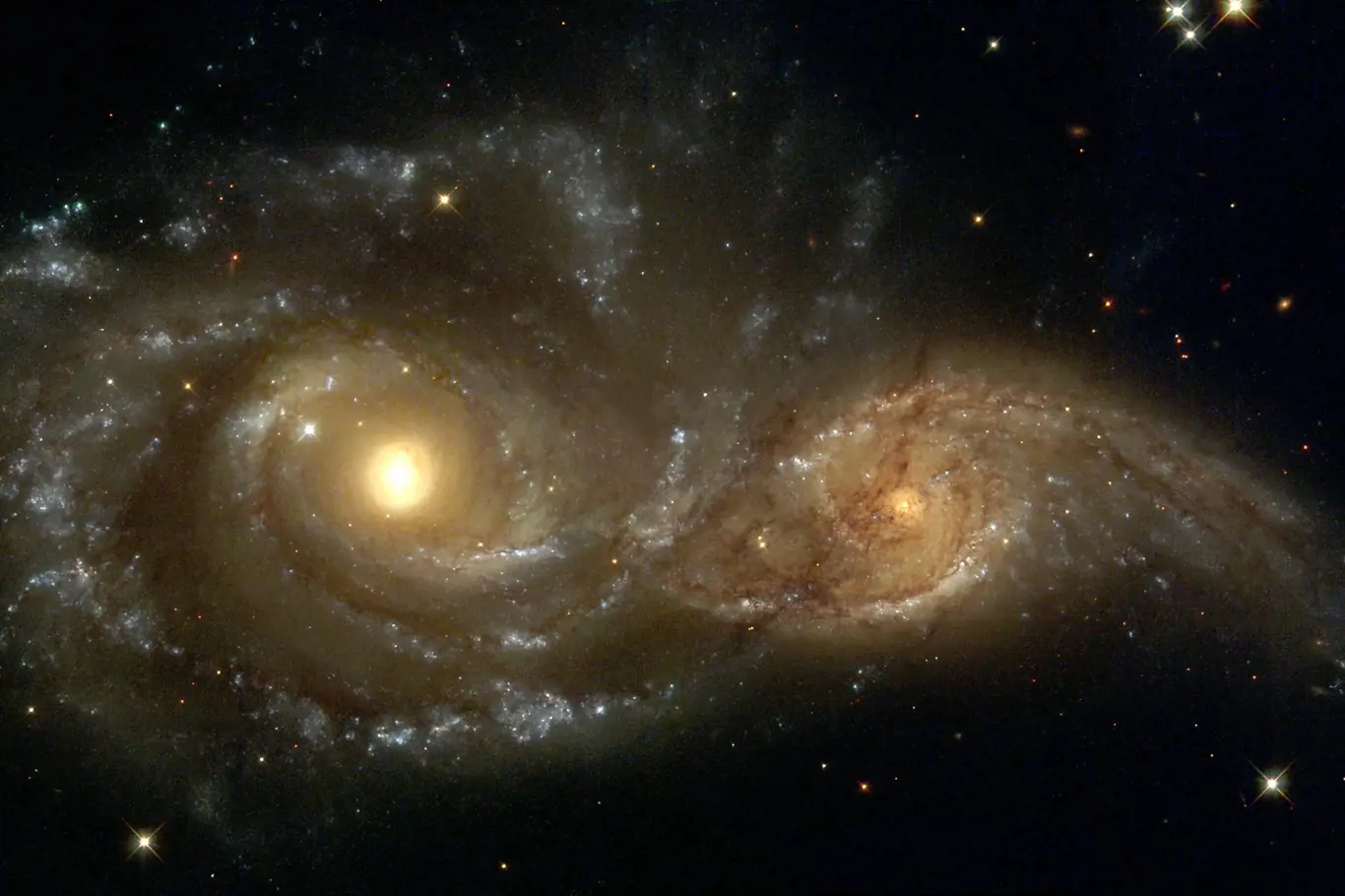 Vlevo galaxie NGC 2207, vpravo IC 2163. Fotku pořídil v roce 1999 Hubbleův vesmírný teleskop.