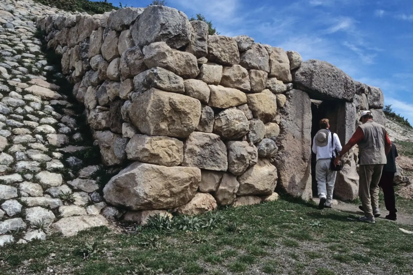 Yerkapi (Brána sfingy), Hattusa, Bogazköy, Turecko.  Turisté vstupující do chetitského hlavního města tunelem u Yerkapi