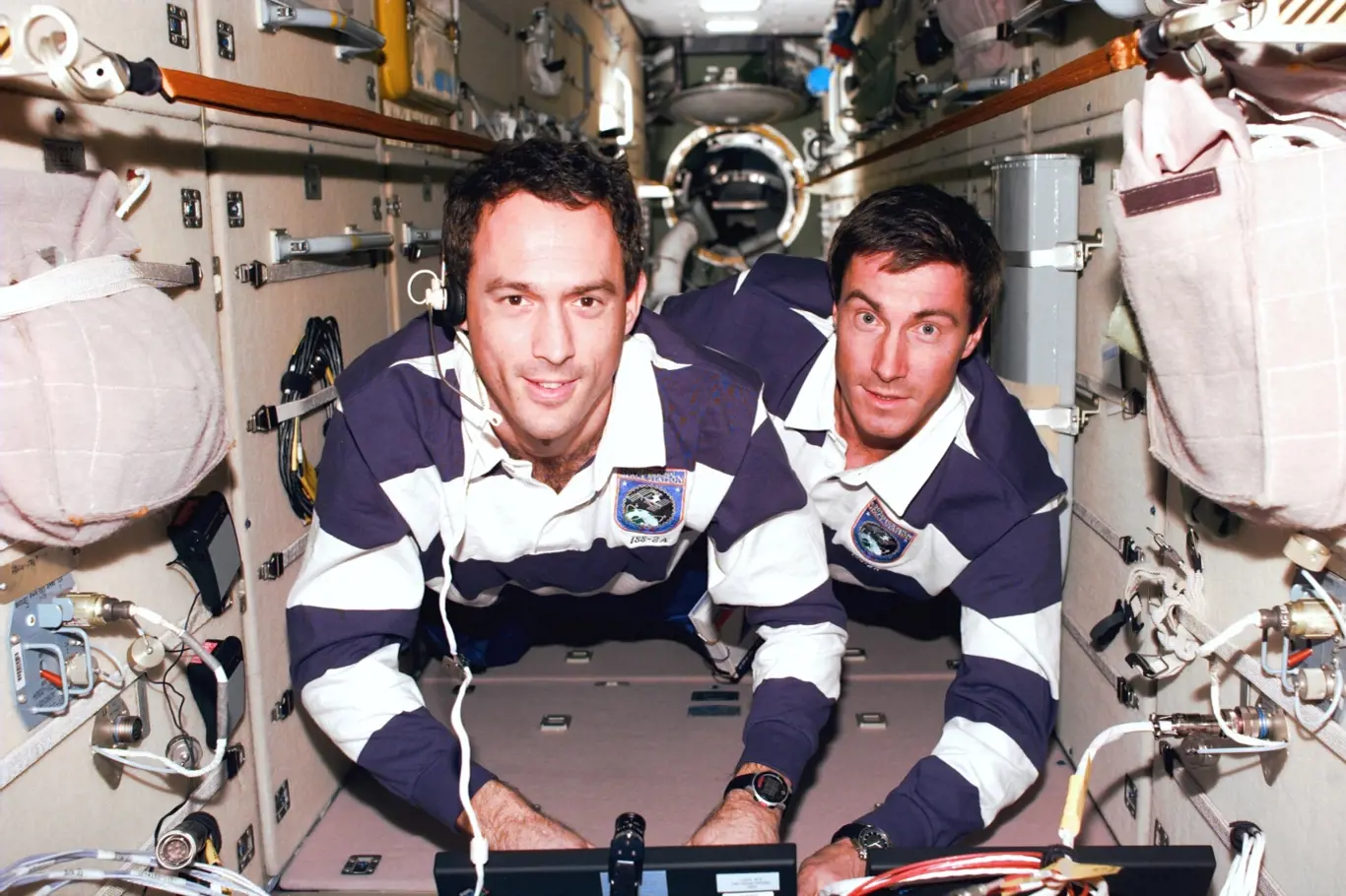 Sergei Krikaljov s Jamesem H. Newmanem vlevo během STS-88