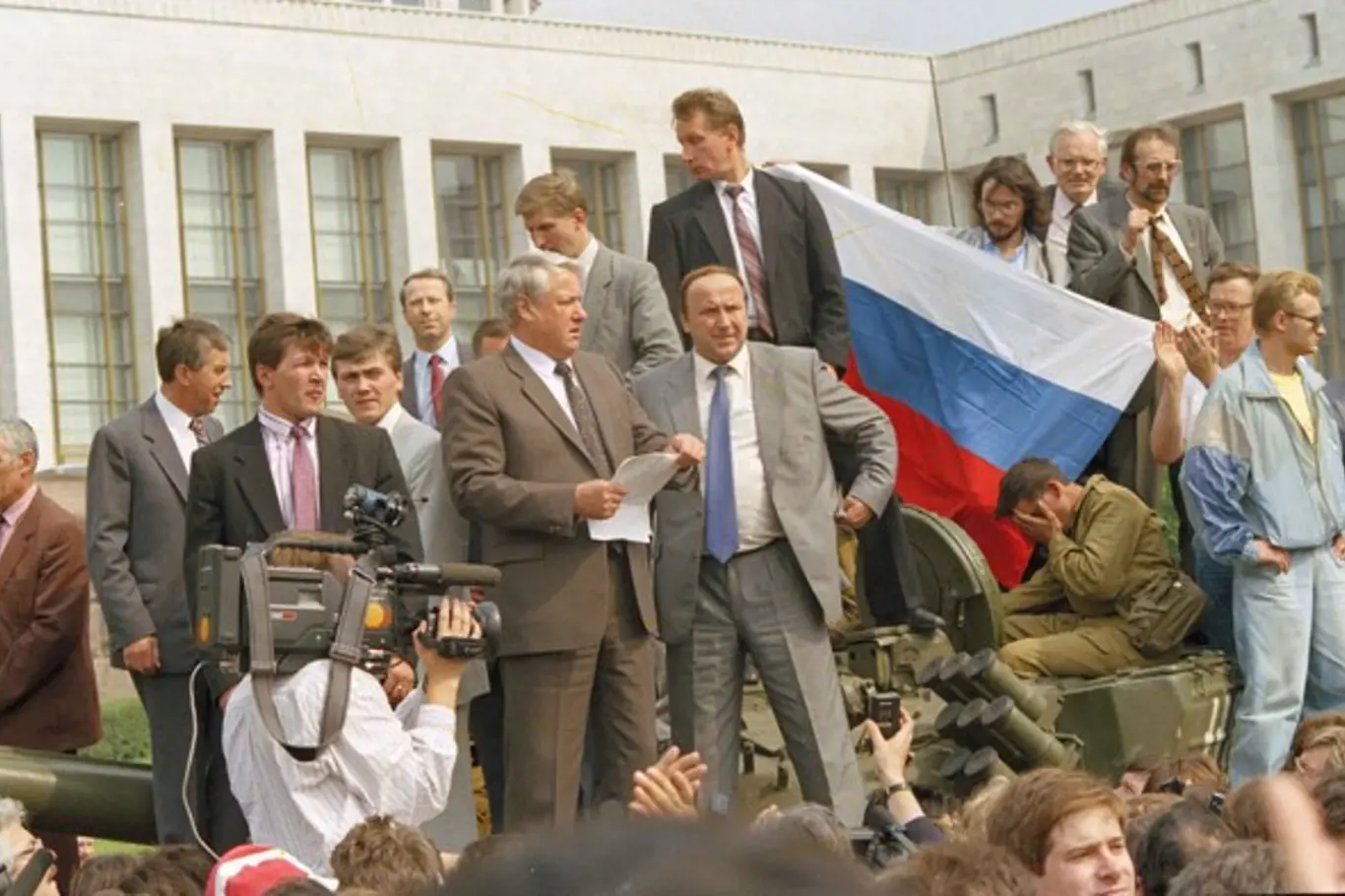Novopečený ruský prezident Boris Jelcin se v srpnu 1991 postavil proti antigorbačovovskému puči