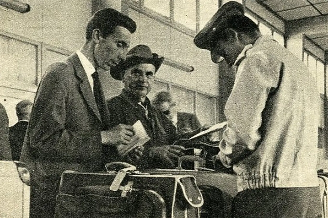 Čechokanaďan Leo Žambůrek (druhý zleva) po příletu do Prahy v roce 1965.