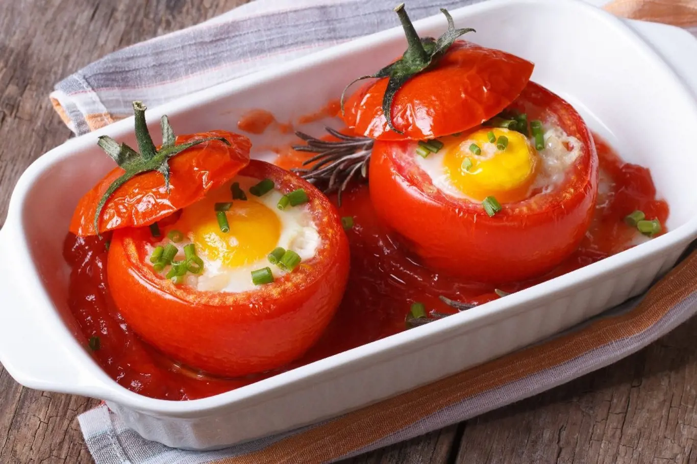 Vejce zapečená v rajčatech jsou skvělá a rychlá snídaně