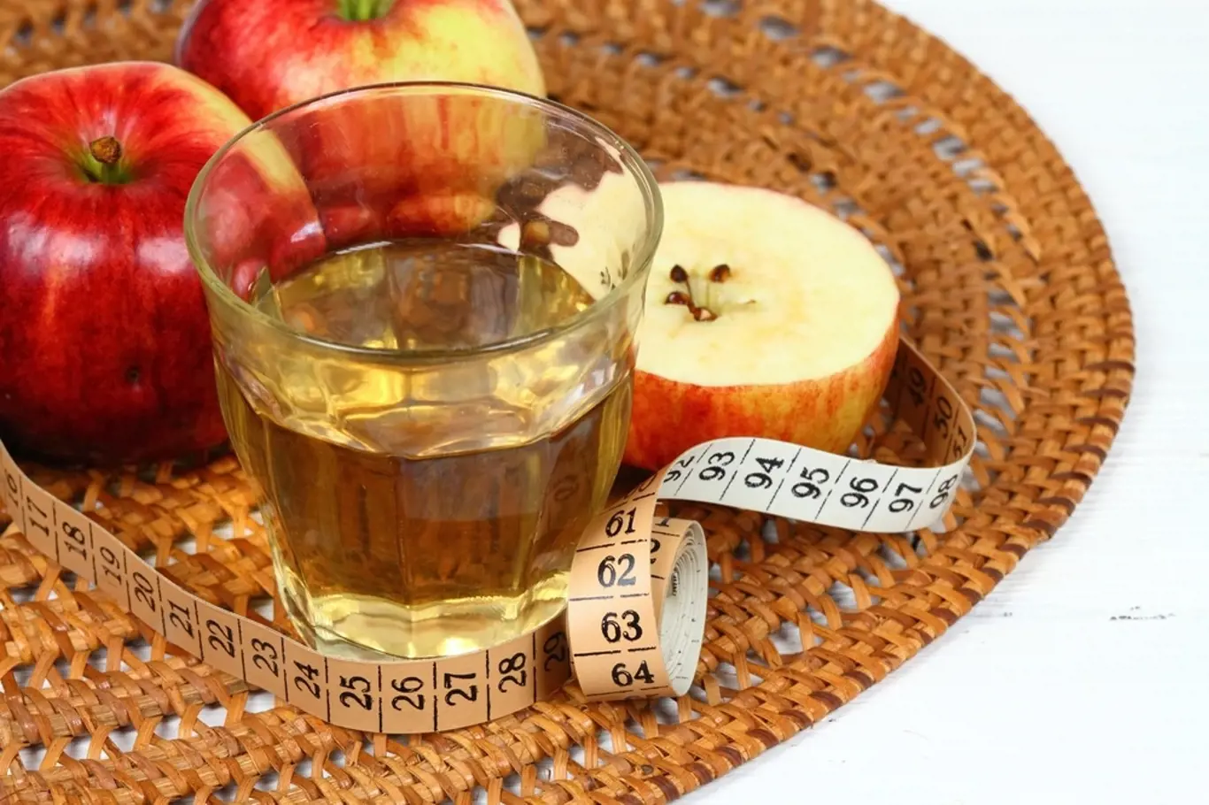 Ocet, a to nejen jablečný, má lehké účinky na úbytek hmotnosti