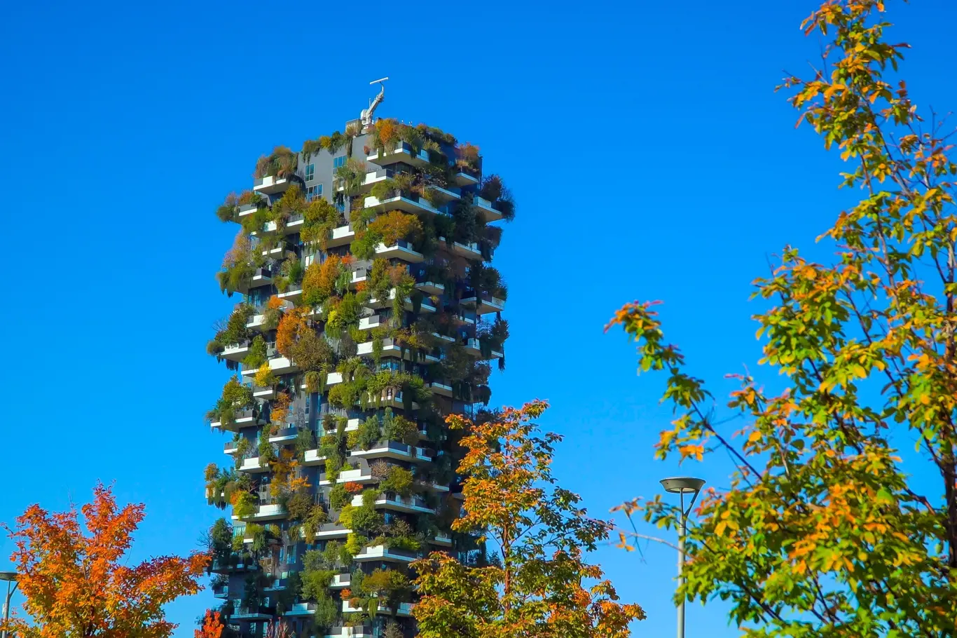 Vertikální zahrady mohou být cestou, jak do městské krajiny přidat více zeleně, touto cestou se vydává více a více architektů. Tento mrakodrap  ,,svislý les" v Miláně zdobí krajinu již od roku 2014.