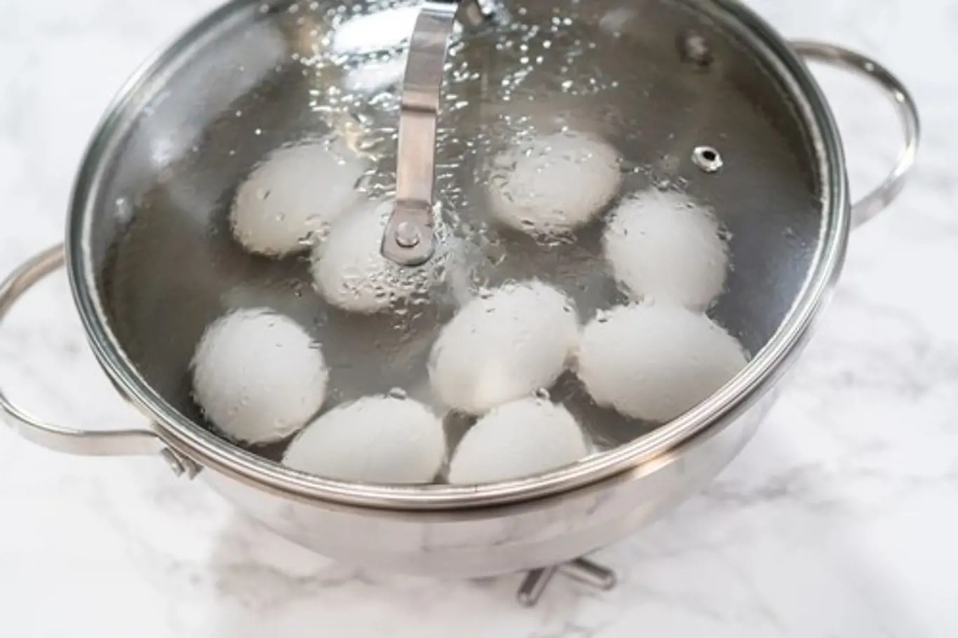 Po dosažení přesného časového úseku vejce vyndejte a ihned ponořte do studené vody, nejlépe i s ledem.