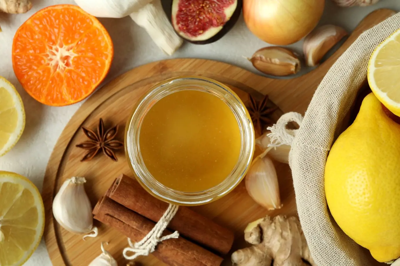 Nejvýznamější přírodní antibiotika najdete i v kuchyni. Patří mezi ně česnek, cibule i med.