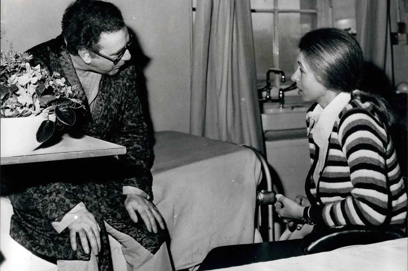 Princezna Anna při návštěvě novináře Briana McConnella v nemocnici, kde byl hospitalizován se střelným zraněním, které utrpěl, když ji bránil