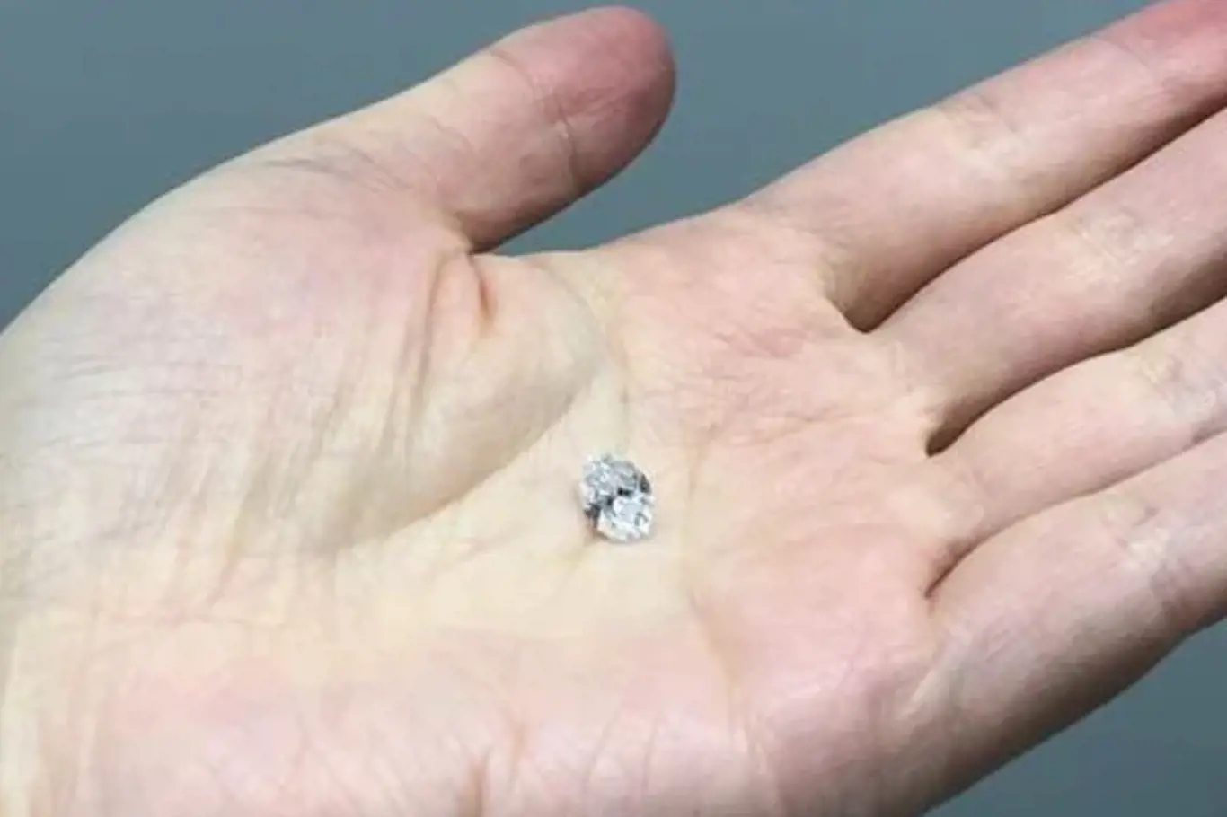 1,5karátový diamant ze zemského pláště v rukou Tingting Gu z Purdue University.