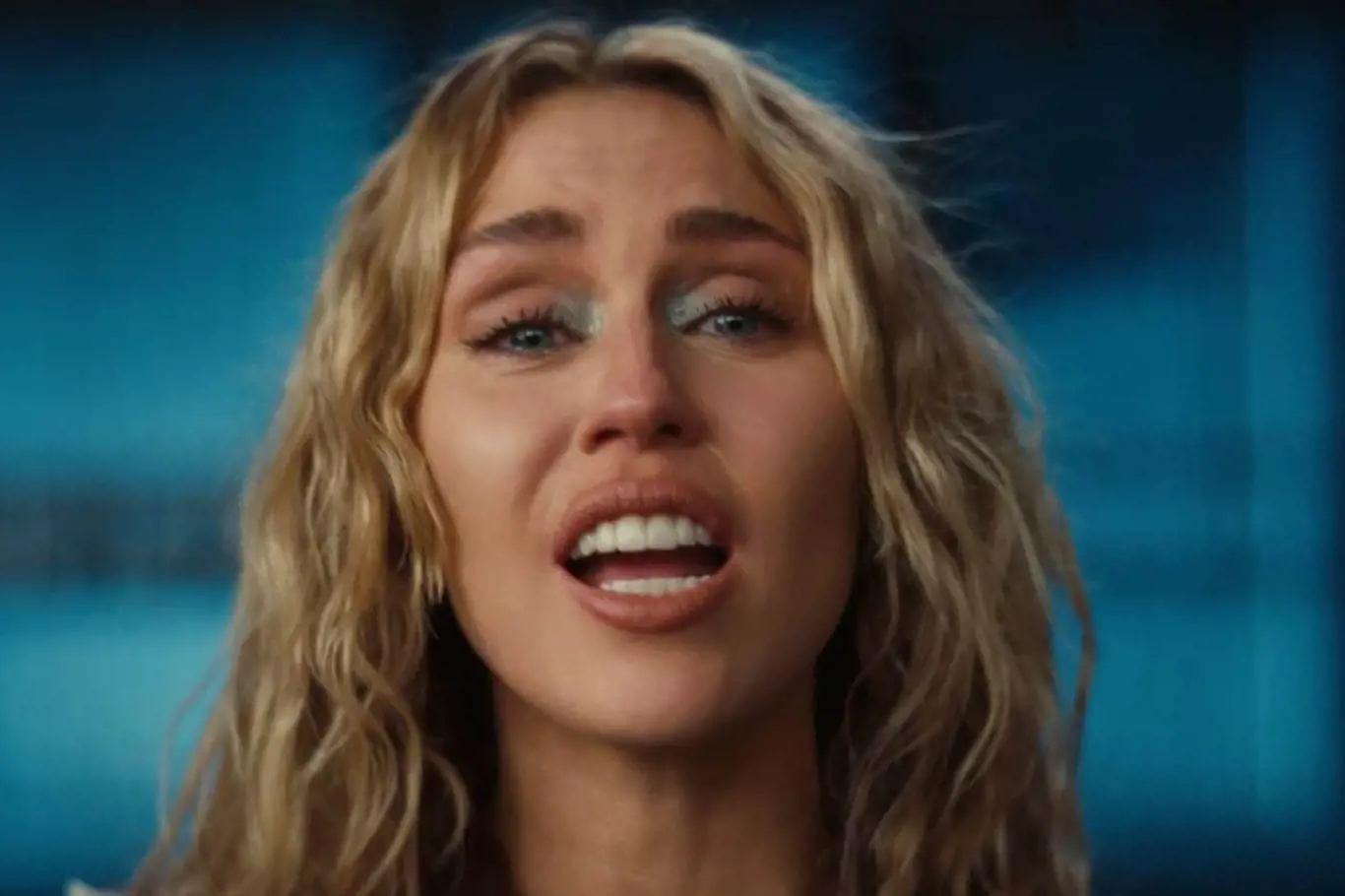 Miley Cyrus v rozhovoru o otci plakala. 