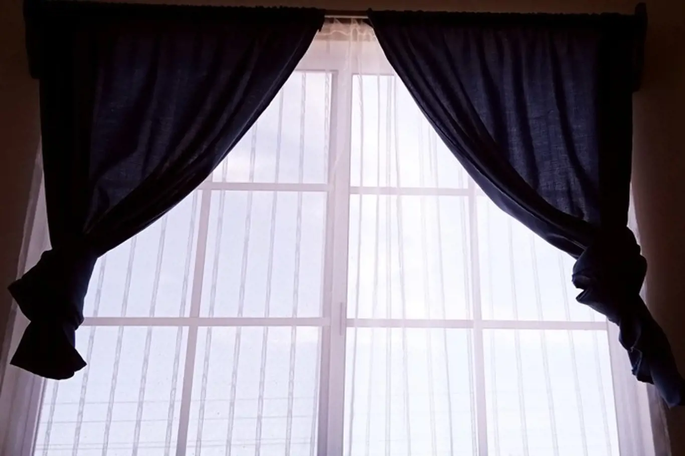 Jak vyrobit falešné okno: Tento jednoduchý trik přivede světlo do každé místnosti