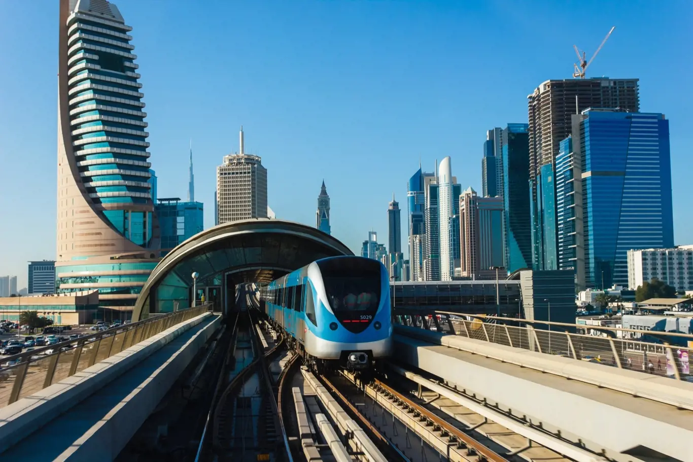 Plně automatizovaný vlak bez řidiče se v Dubaji prohání pod zemí i na speciálních mostech.