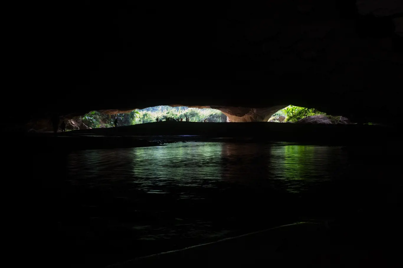 Tmavá jeskyně u prvního vchodu do jeskyně Son Doong, největší jeskyně na světě, která se nachází v srdci národního parku Phong Nha Ke Bang v provincii Quang Binh ve středním Vietnamu.