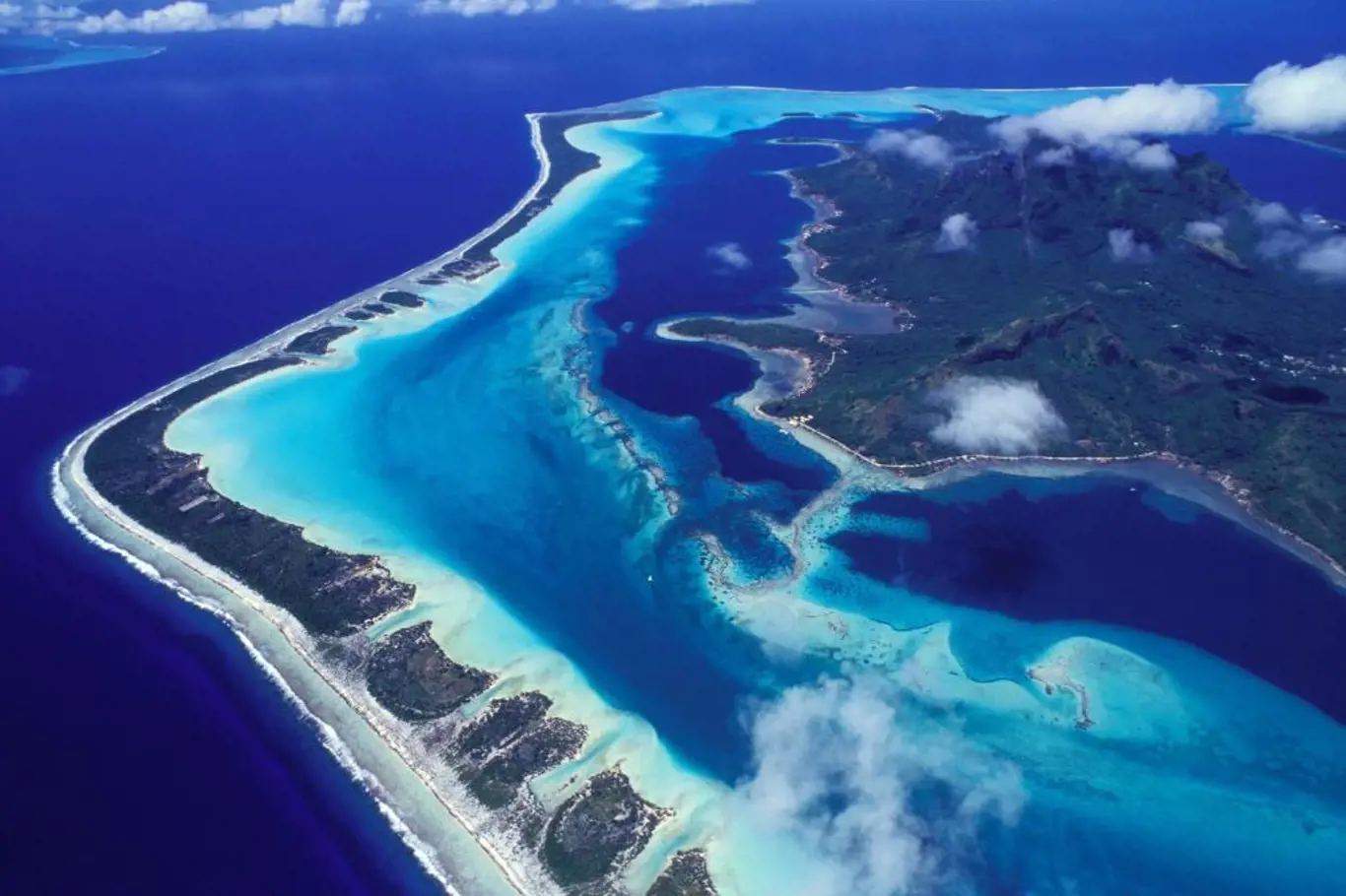 <p>Pohled z letadla na ostrov Bora Bora</p>
