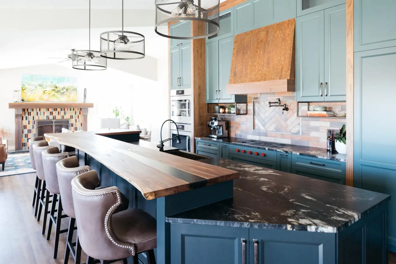 Nová kuchyně zaujme kombinací modré barvy a dřeva