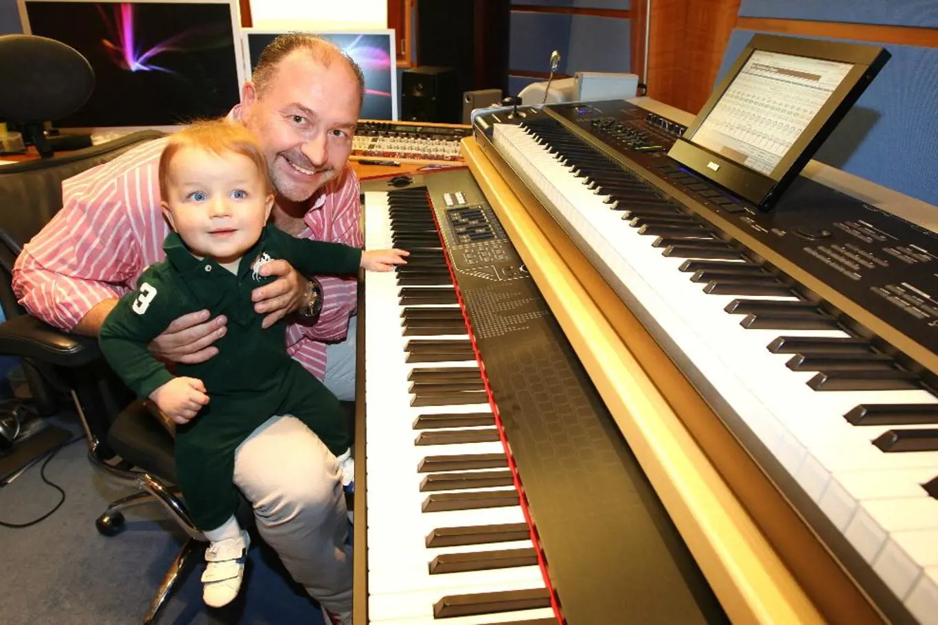 <p>Michal David s vnukem Sebastianem v nahrávacím studiu</p>
