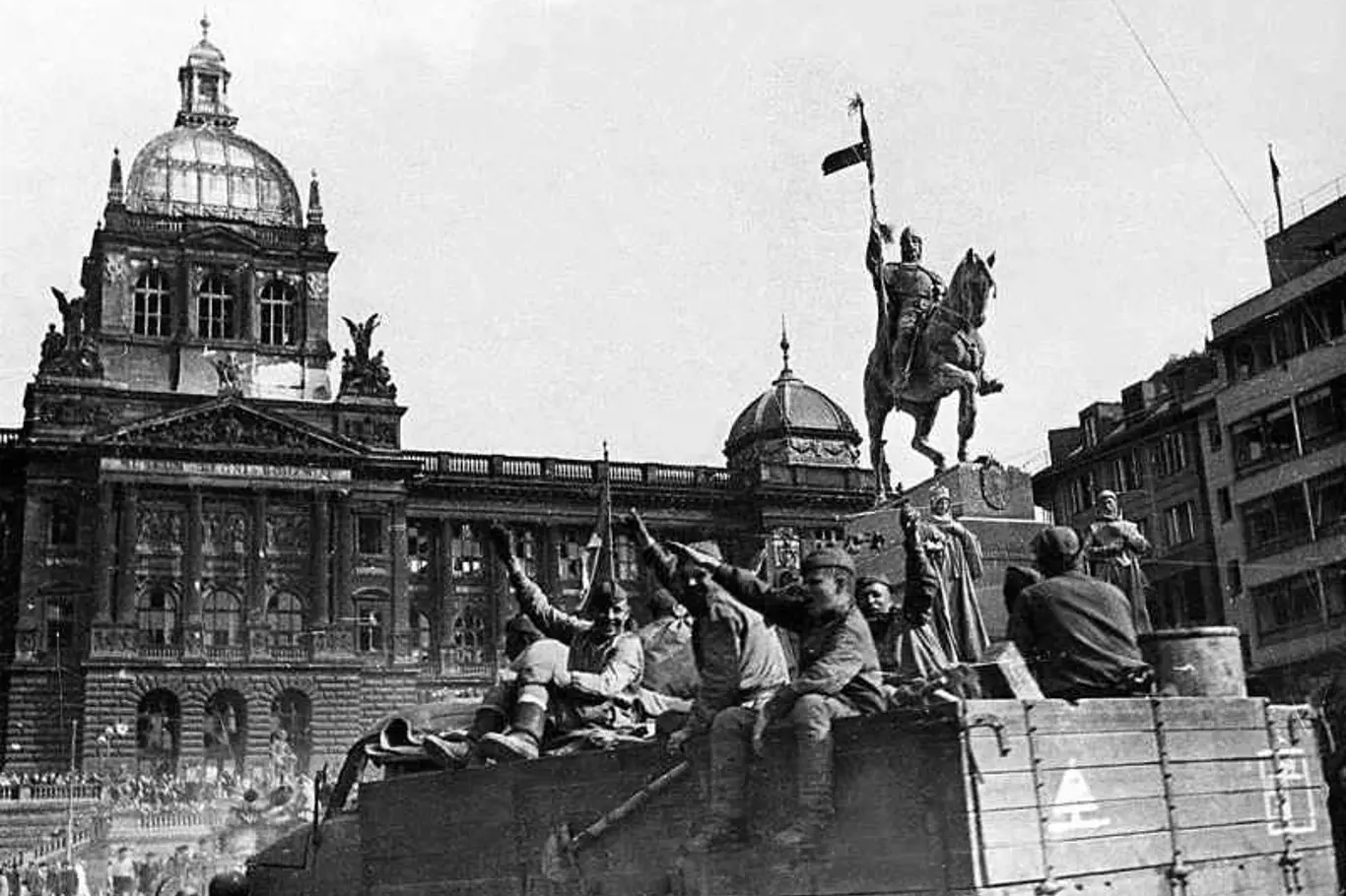 Sovětská armáda na Václavském náměstí v květnu 1945