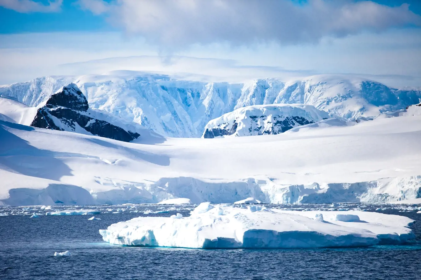 V Antarktidě se někdy objeví zvláštní tvary a úkazy.