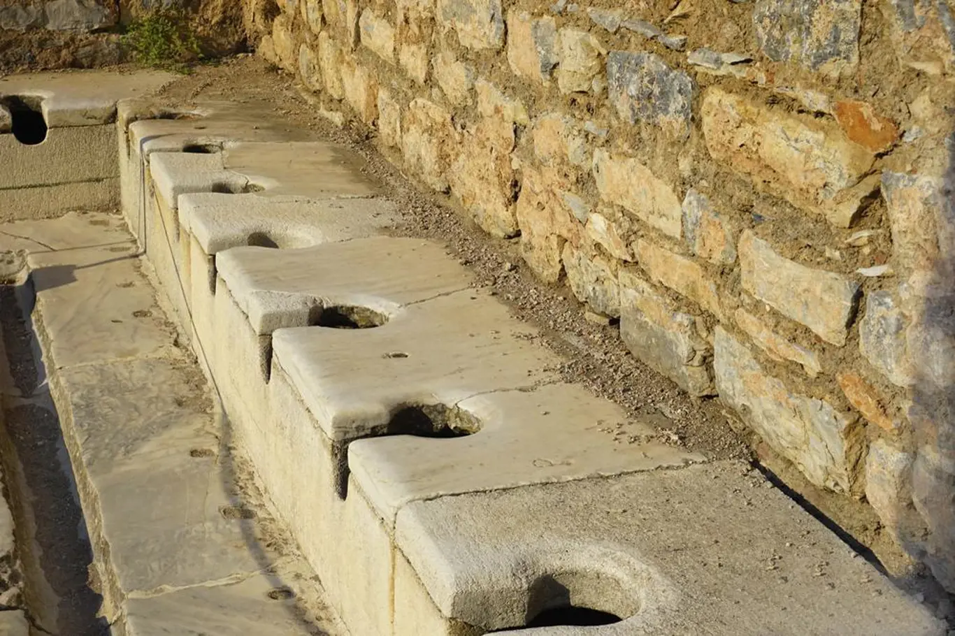 Veřejné toalety ve starořeckém městě Efezus na území dnešního Turecka