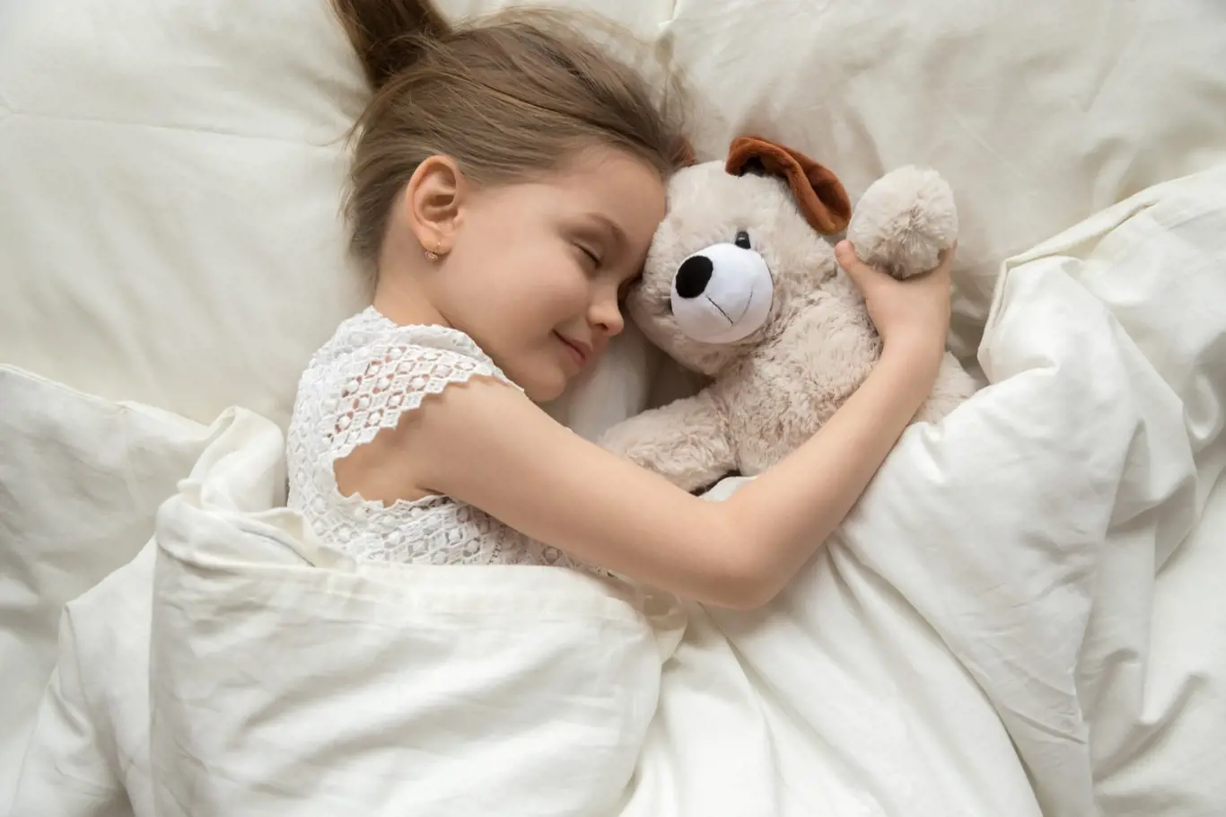 Mezi nejoblíbenější hračky pro děti se řadí plyšové hračky, které je často provází i několik dlouhých let. Spí s nimi, jí s nimi a válí je po zemi.