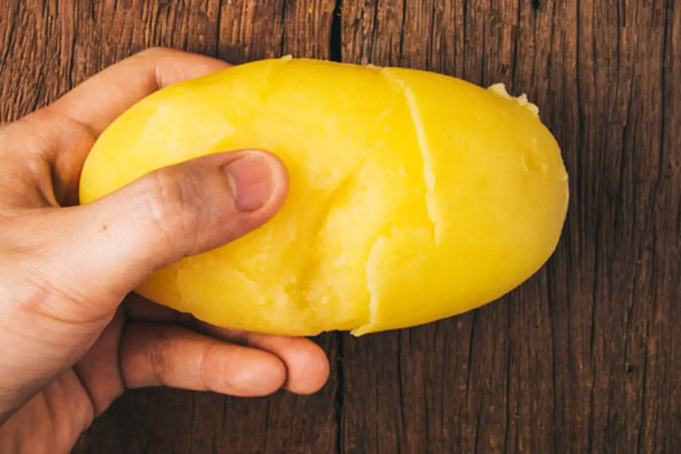 Geniálně jednoduchý trik, jak oloupat vařené brambory!