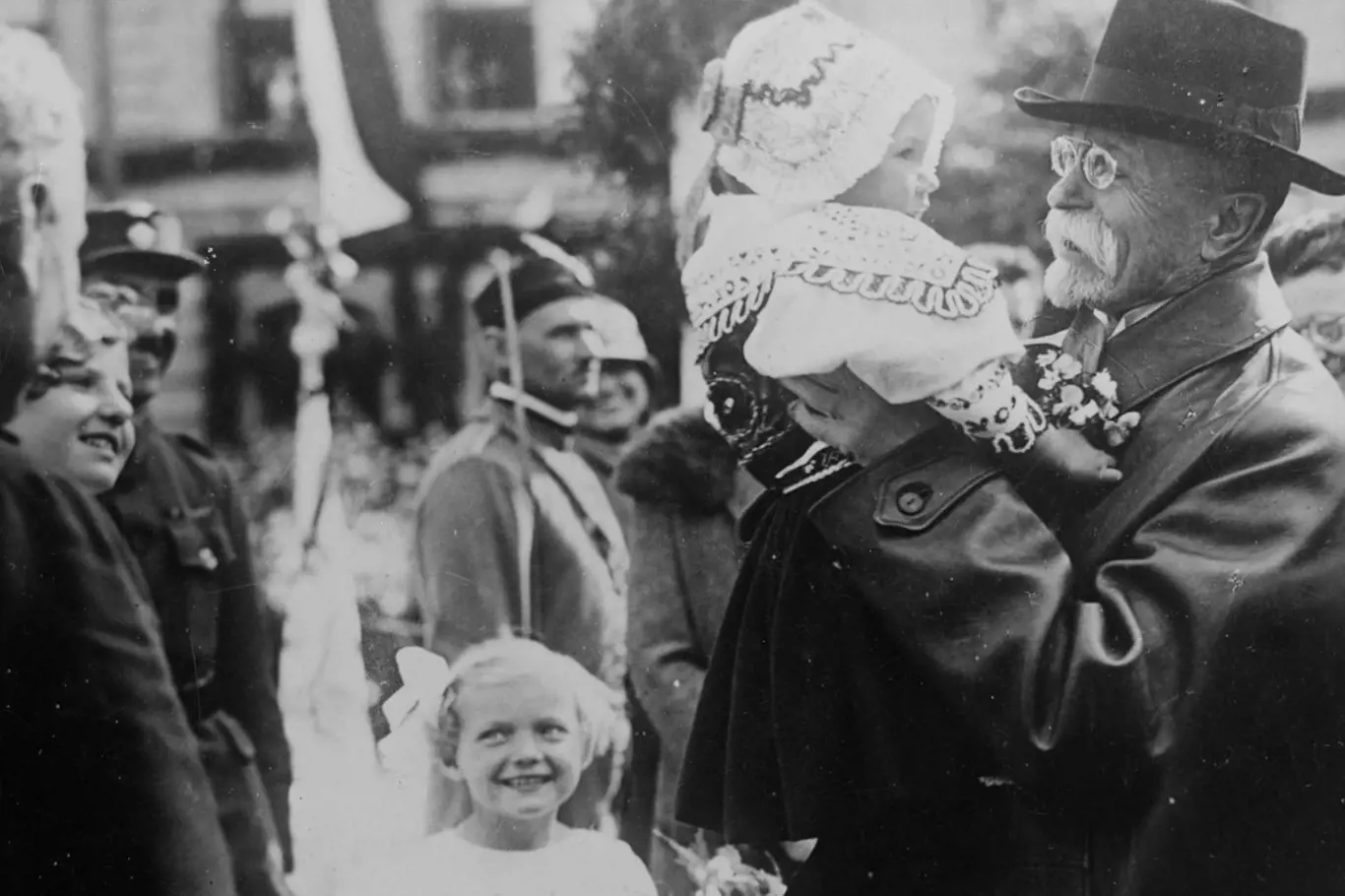 Památná fotografie T.G. Masaryka a holčičky v kroji