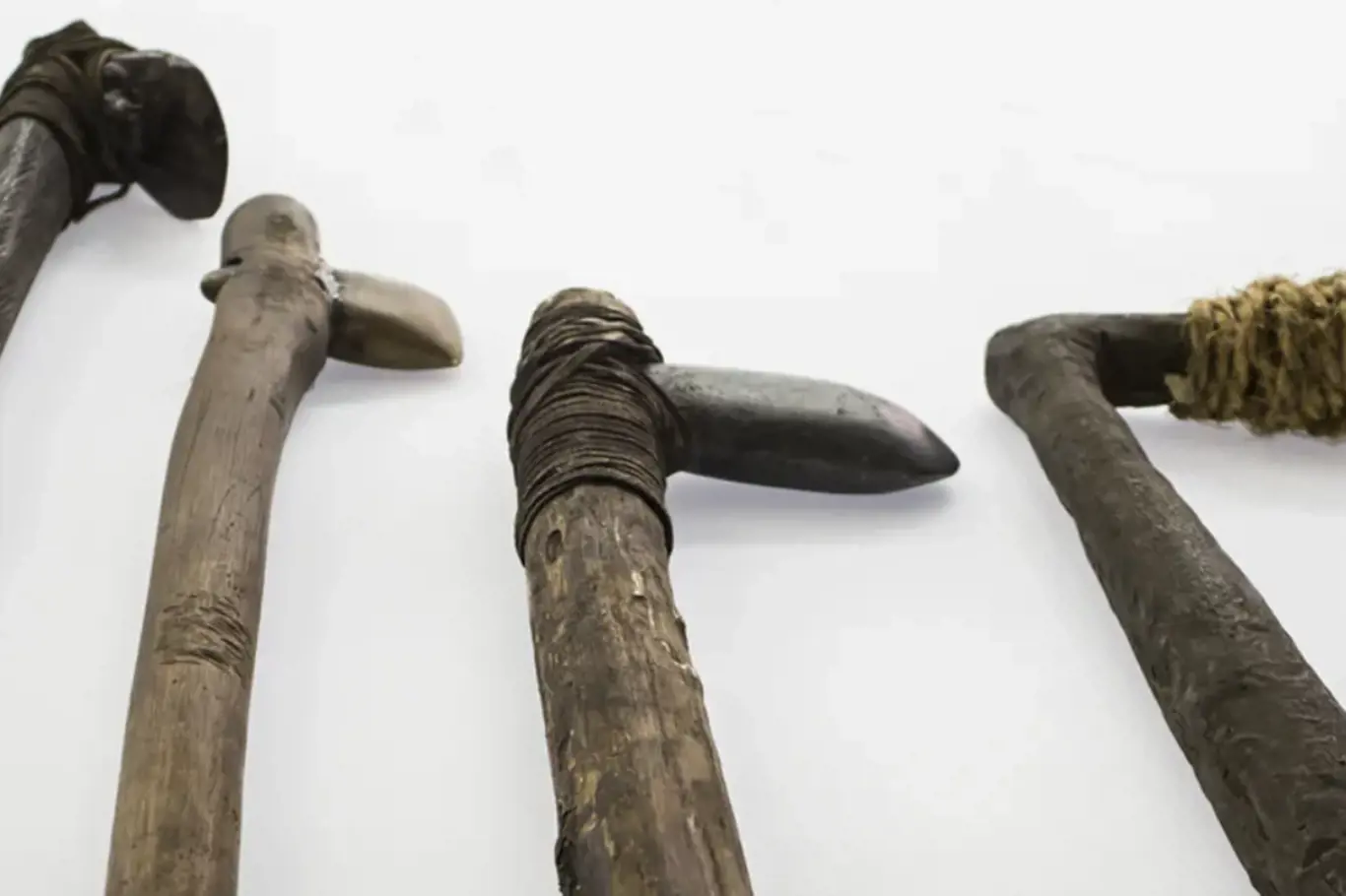 Sekery a sekeromlaty byly v neolitu běžnými nástroji a mohly sloužit i jako zbraně.