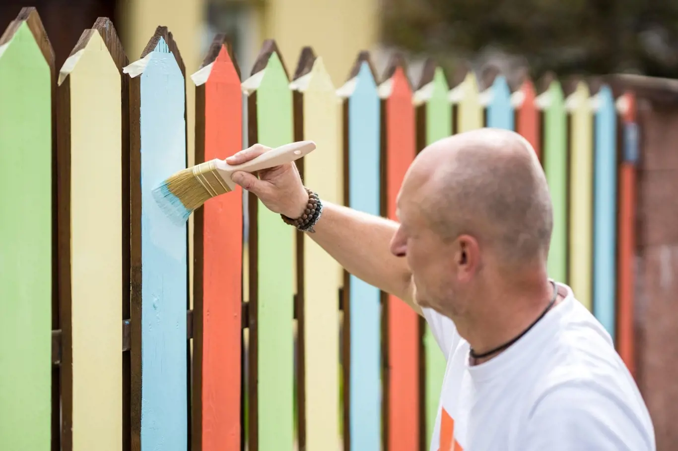 Pomocí barev Balakryl UNI můžete dát vašemu plotu hravou podobu pastelek.