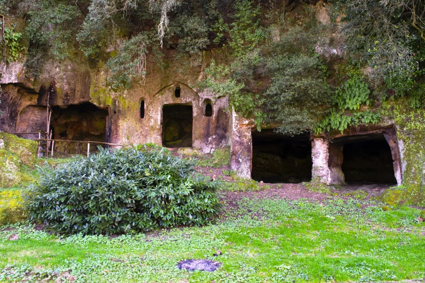 Etruské hrobky a ruiny, ilustrační foto.