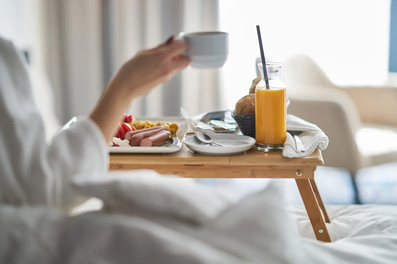 Je snídaně v posteli romantická nebo nechutná?