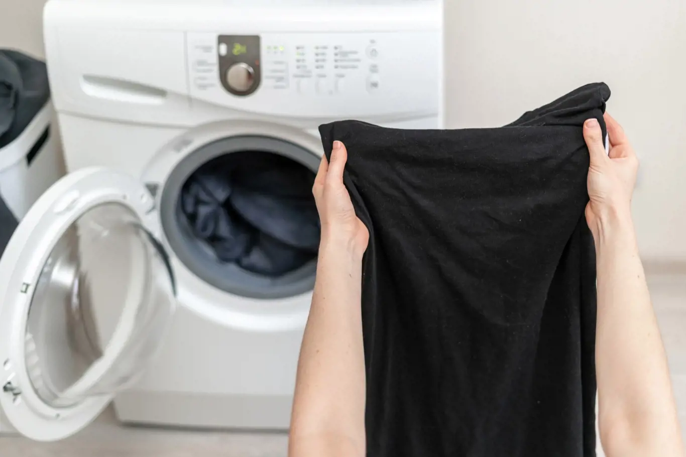 Na výsledný vzhled vypraného prádla má obrovský vliv stav vaší pračky. Na tmavém oblečení jsou totiž vidět nečistoty z předchozího praní mnohem více.