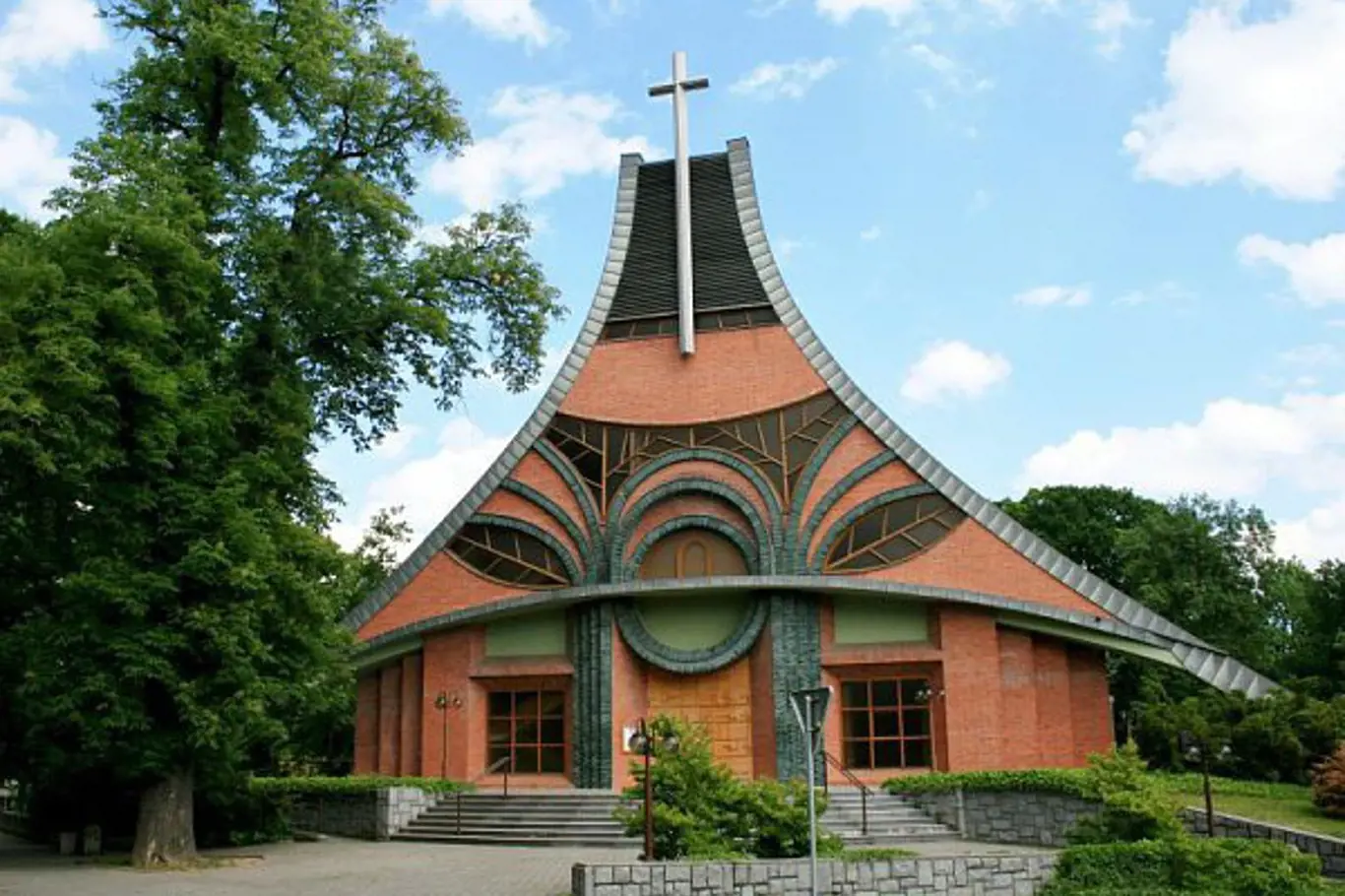 Dvacet let starý kostel v Chuchelné nedaleko polských hranic. V Ostravsko-opavské diecézi je lidí na mších v průměru nejvíce v republice. Má smysl investovat i do výdstavby nových svatostánků. 