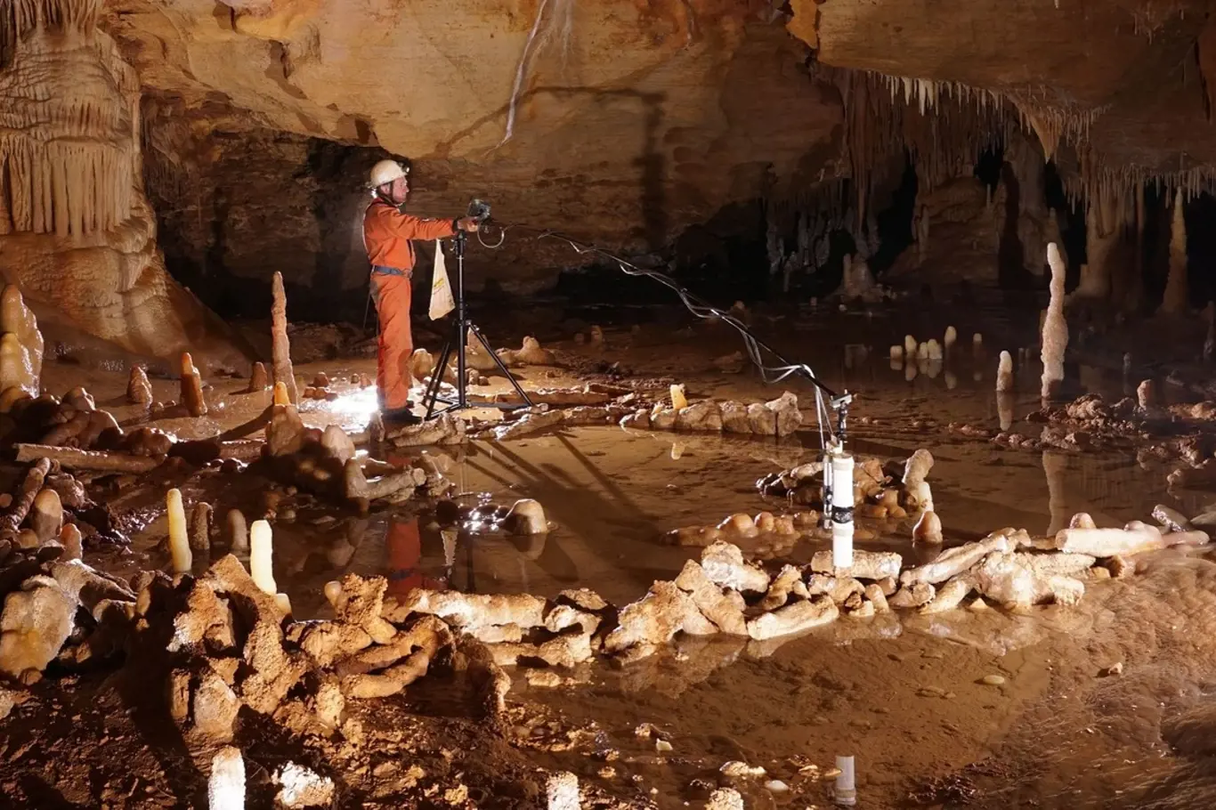 Měření pro archeomagnetický průzkum v jeskyni Bruniquel.