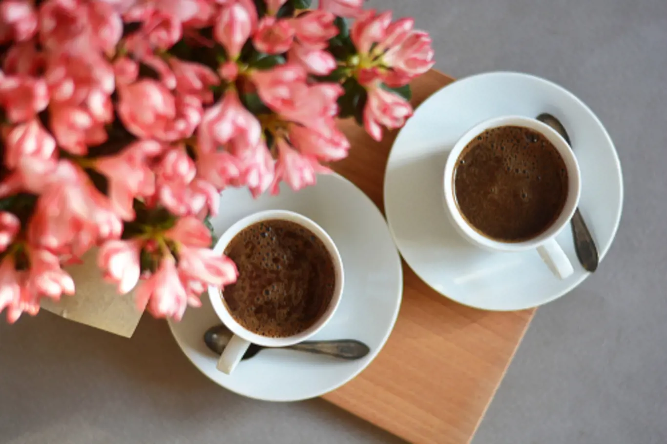 Nejdřív si vychutnejte šálek kávy sami a pak ho dopřejte i rostlinám. Azalkám vyloženě prospěje.