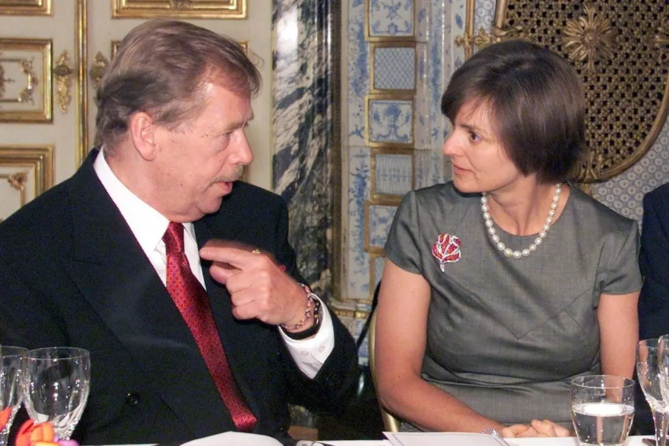 Prezident Václav Havel a hraběnka Gloria von Thurn-Taxisová spolu hovoří před zahájením banketu.