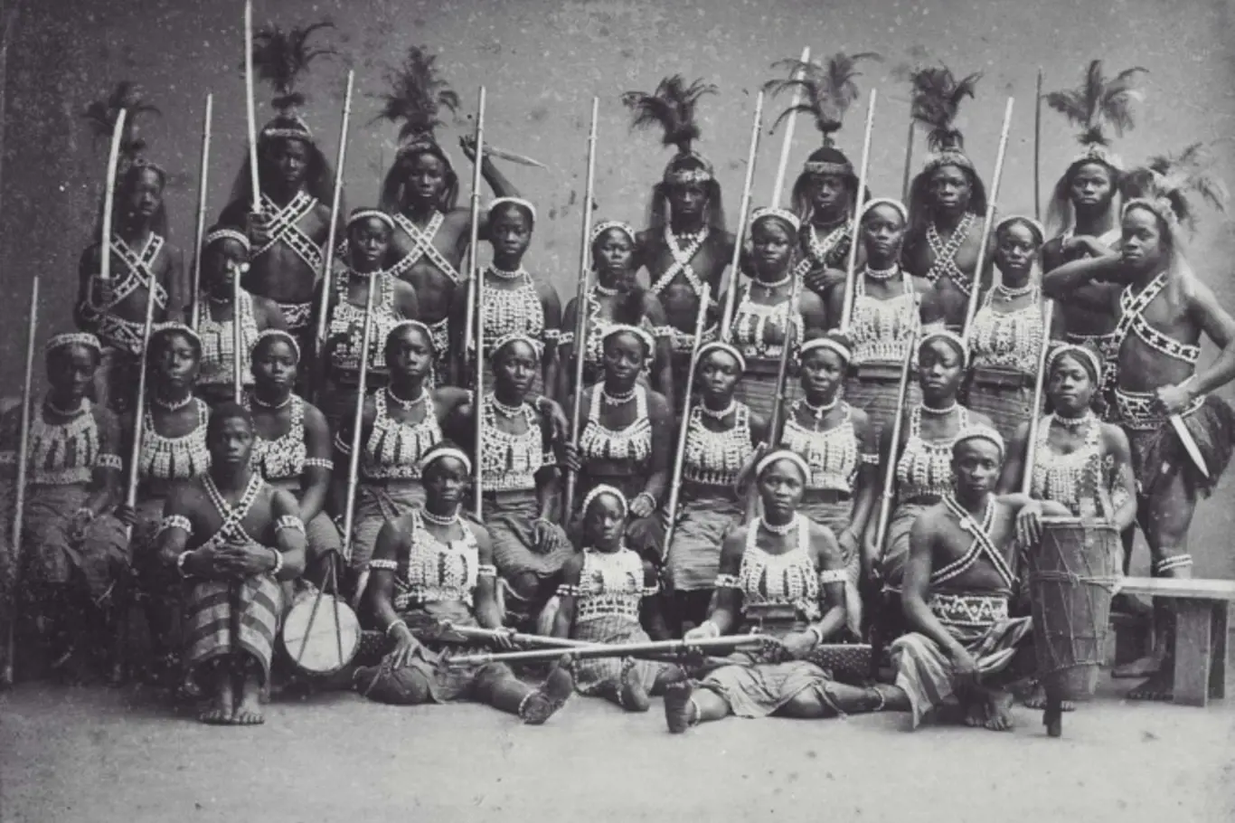 Skupinový portrét tzv. "Amazonek z Dahomeje" během jejich pobytu v Paříži, 1891.