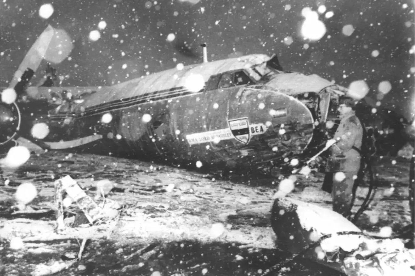 <p>V troskách letadla na mnichovském letišti zahynulo 6. února 1958 celkem 23 lidí</p>
