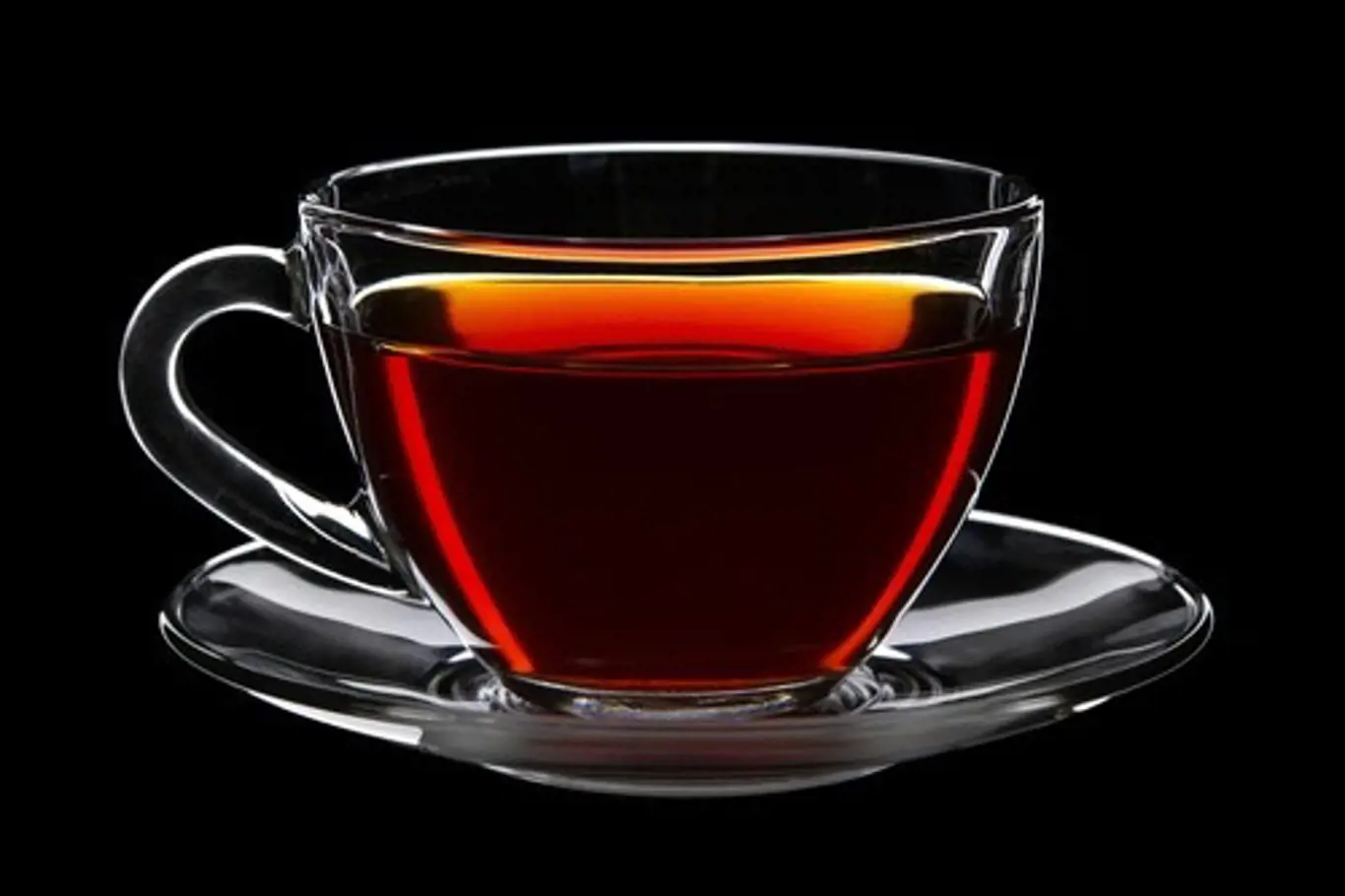 Možná tomu nebudete věřit, ale právě černý čaj dokáže skutečně zázraky. Zatočí jak s mastnotou, tak i s prachem.