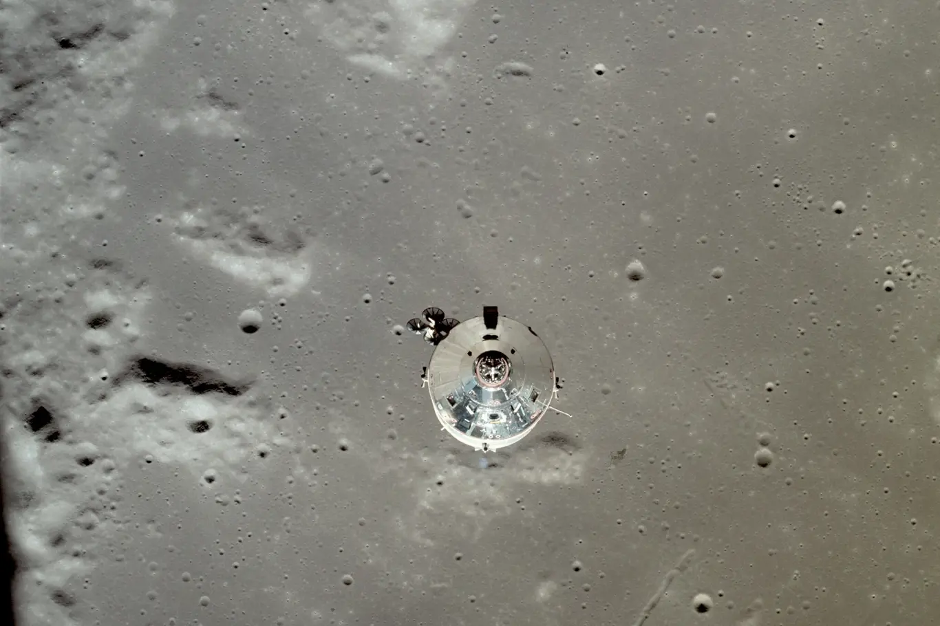 19. července 1969: Po třech dnech putování vesmírem, přešla posádka na odvrácené straně Měsíce pomocí motorů Apolla na jeho oběžnou dráhu.