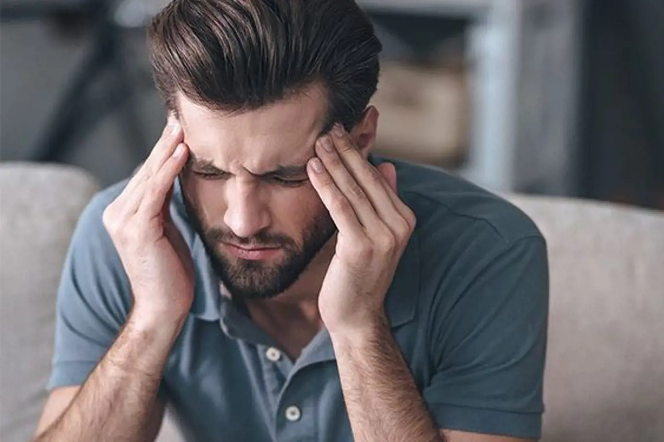 Jedním ze symptomů může být bolest hlavy